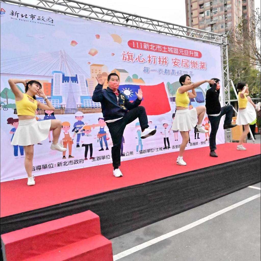 區長及委員帶著做熱身運動.jpg
