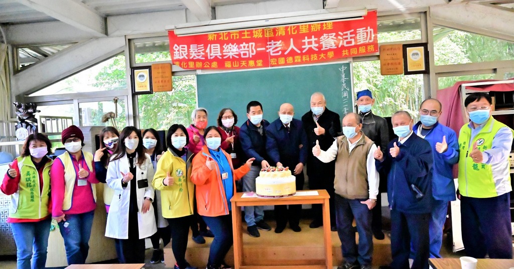 與壽星一起切蛋糕慶生.jpg