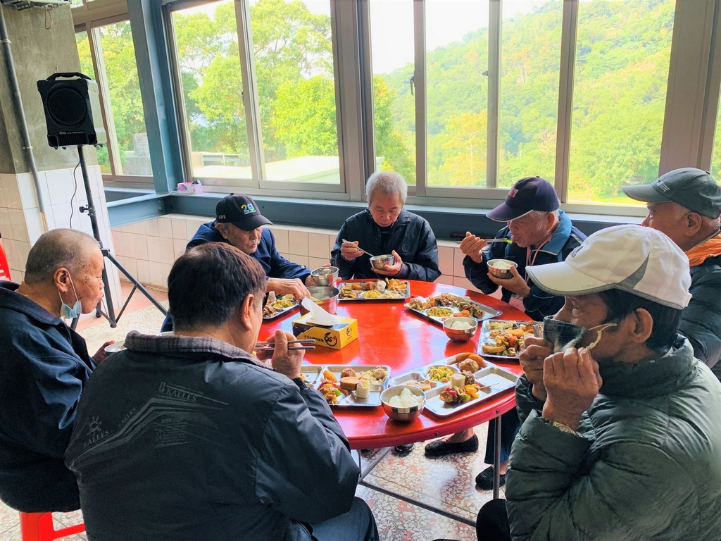 長輩同桌共餐.jpg