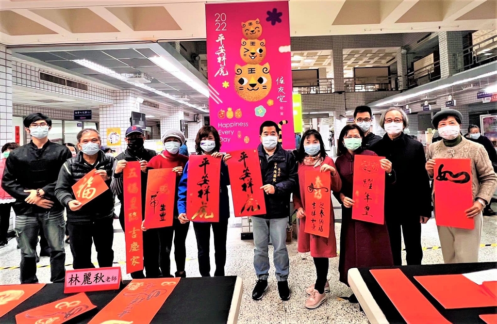 名家揮毫贈送春聯年畫給市民.jpg