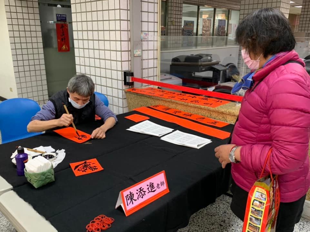 書畫家為民眾揮毫.jpg