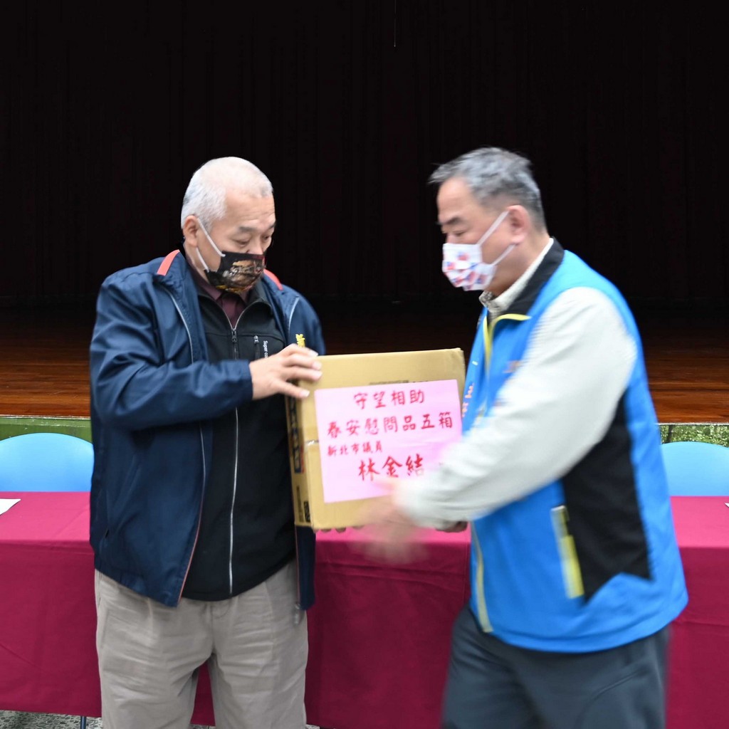 市議員致贈春安物資2.jpg