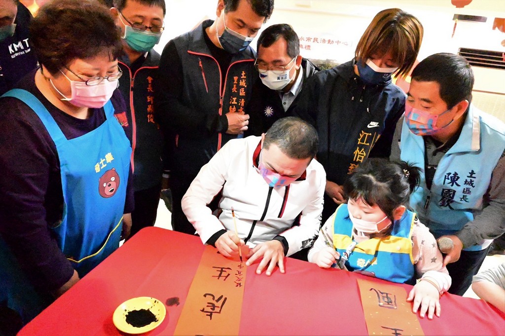 市長與小朋友同揮毫.jpg