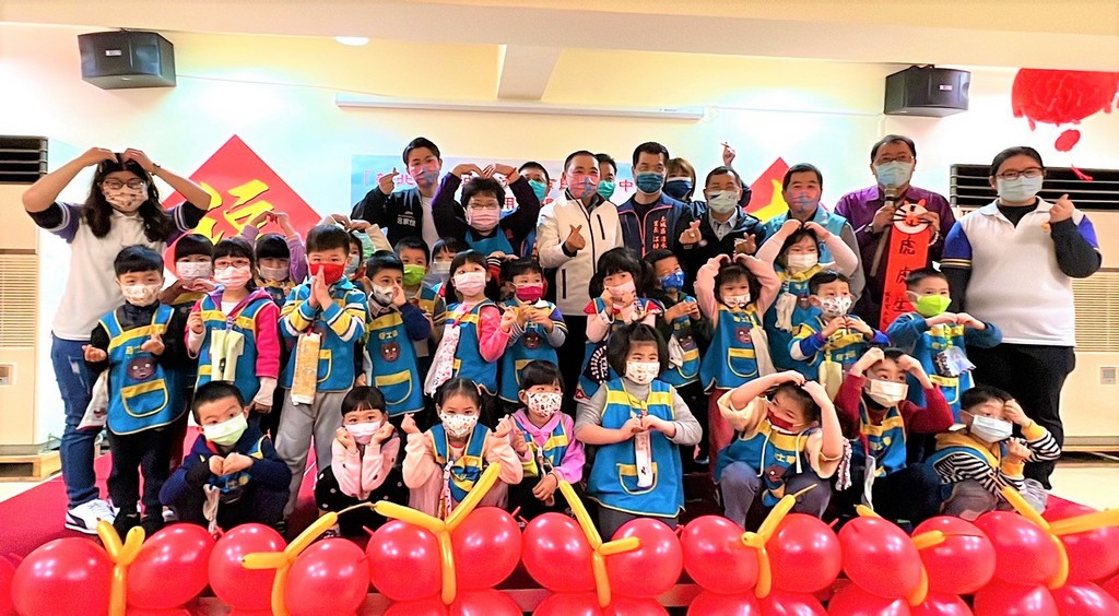 市長與幼兒園小朋友合影.jpg