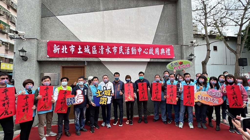 市長及公所同仁合影.jpg