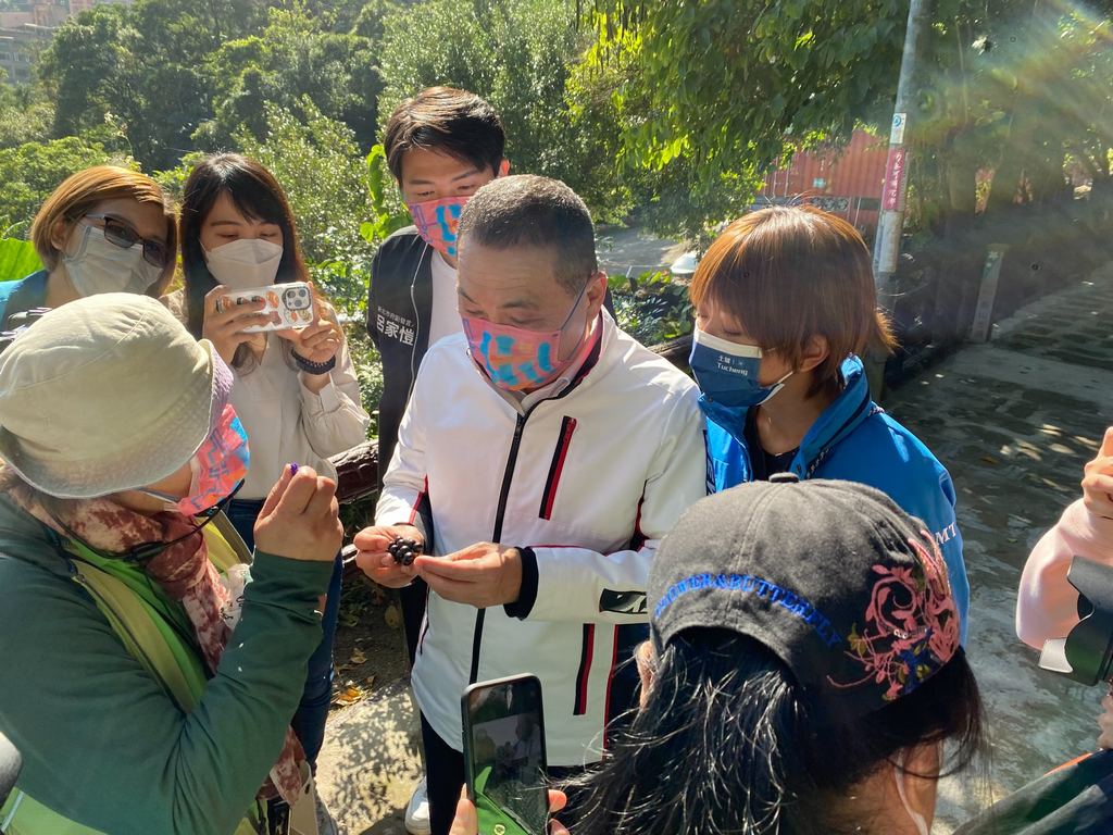 志工向市長導覽步道週遭環境生態.jpg