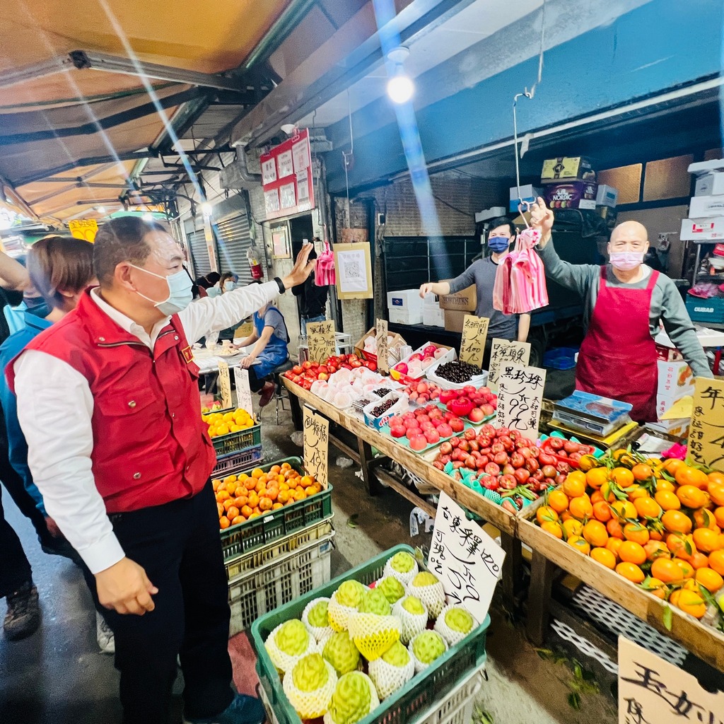 市長與市場攤商打招呼.jpg