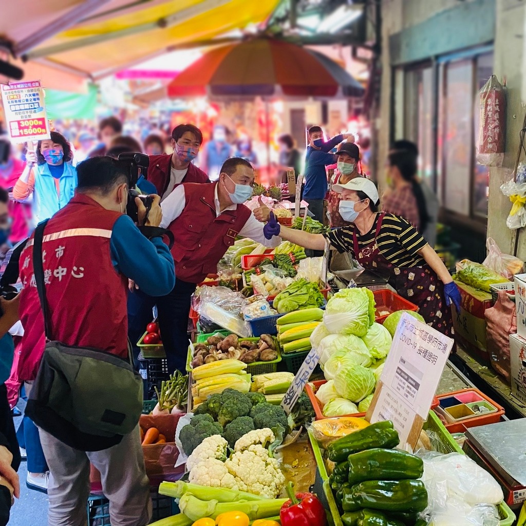 市長與攤商互相加油.jpg