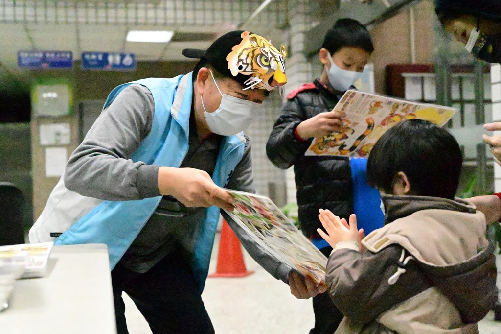 區長發放金虎小提燈1.jpg