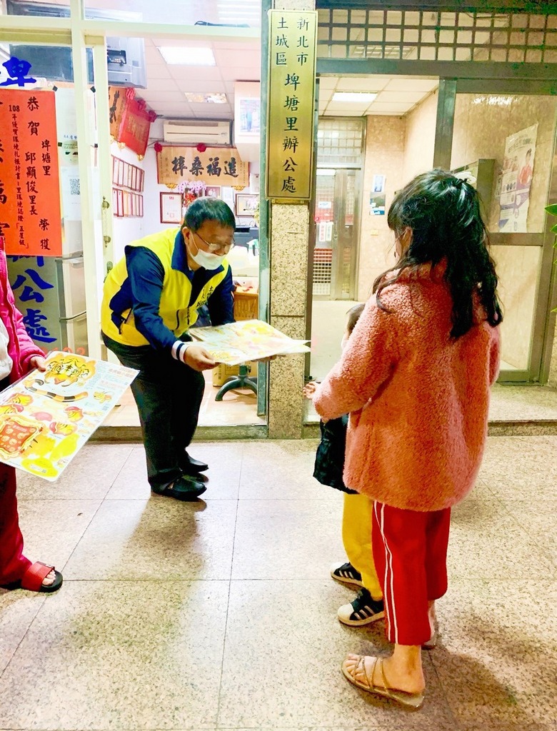 里長發放金虎小提燈1.jpg