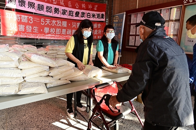 關懷照顧弱勢家庭發放白米活動04.jpg