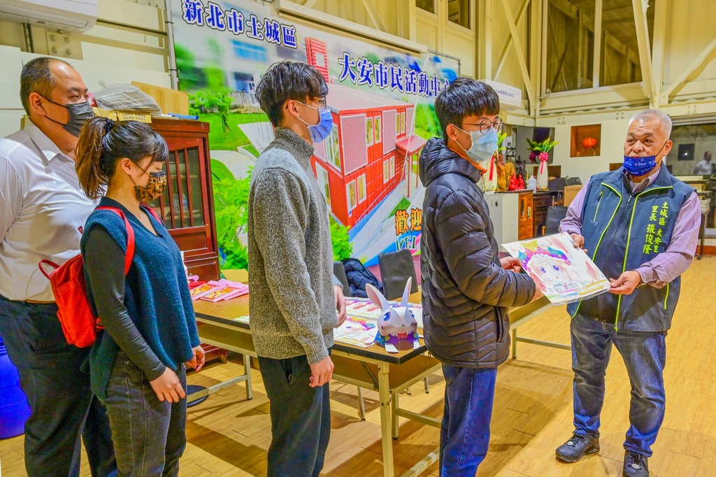 2023新北好運兔提燈發放04.jpg