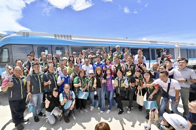 捷運三鶯線首列車幸福抵家
