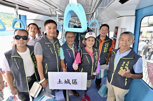 捷運三鶯線首列車幸福抵家04.jpg
