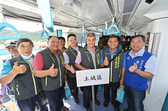 捷運三鶯線首列車幸福抵家05.jpg