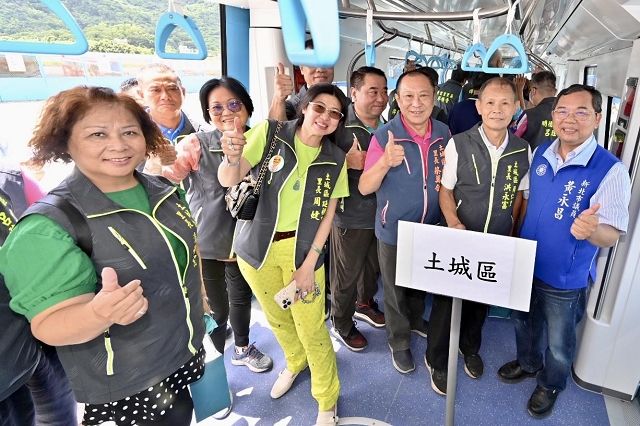 捷運三鶯線首列車幸福抵家06.jpg
