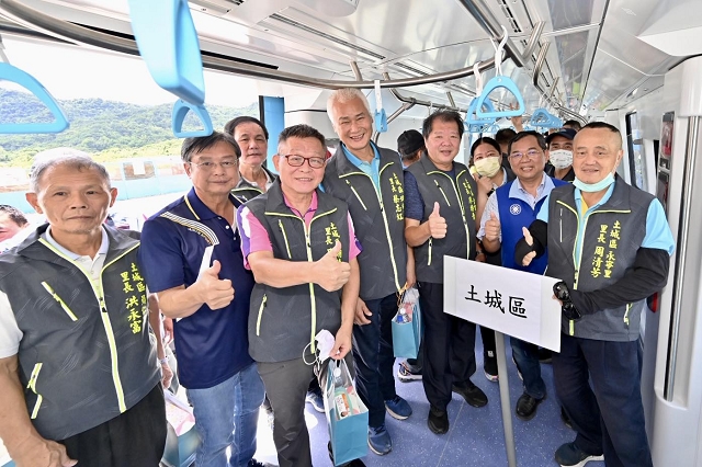 捷運三鶯線首列車幸福抵家07.jpg