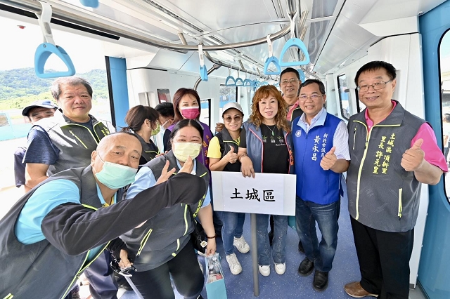 捷運三鶯線首列車幸福抵家08.jpg