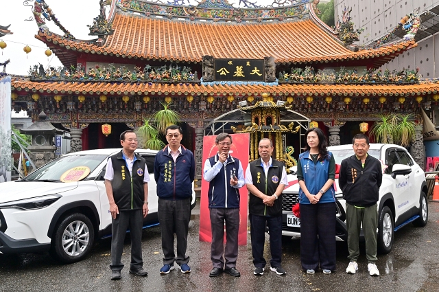 土城大墓公捐贈公務車給區公所05.jpg