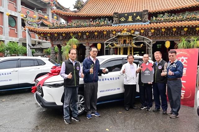 土城大墓公捐贈公務車給區公所07.jpg