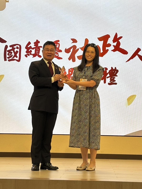 社會人文課同仁榮獲第三屆全國績優社政人員服務績優獎