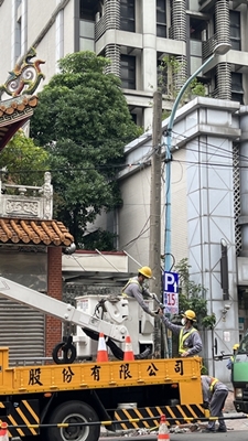 土城區裕民路 (中央路 1 段至學府路 1 段) 電桿移除施工中