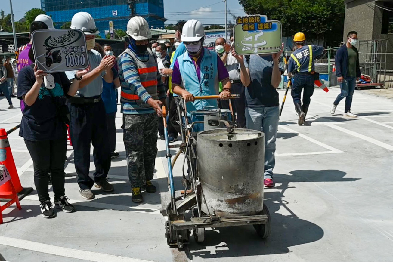 區長陳國欽現場推標線機接力完成