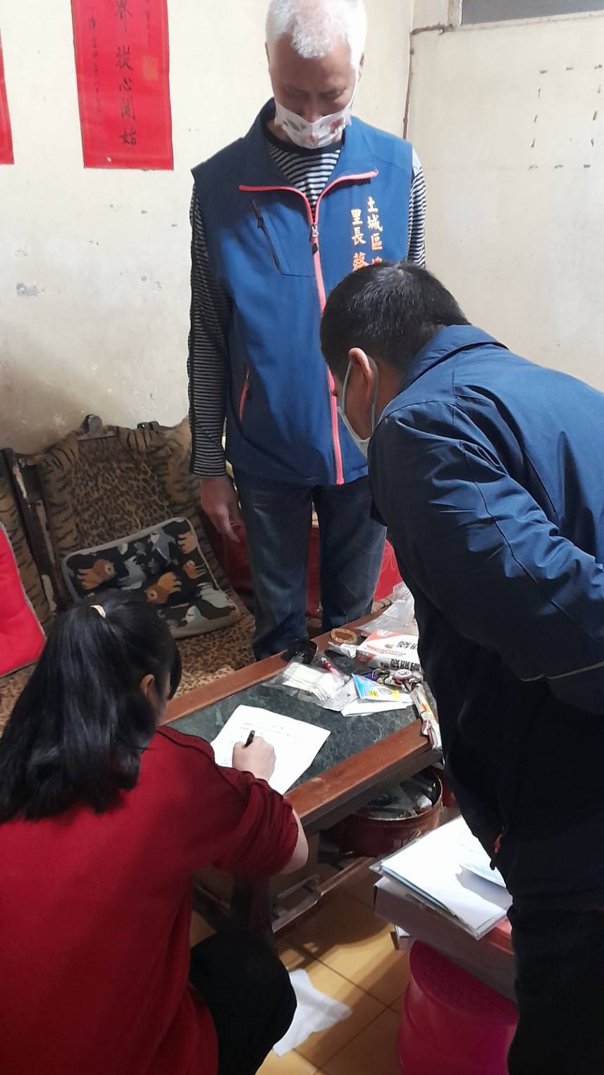 土城區長陳國欽特別代表巿長侯友宜親自到許姓姐妹家中表達關心