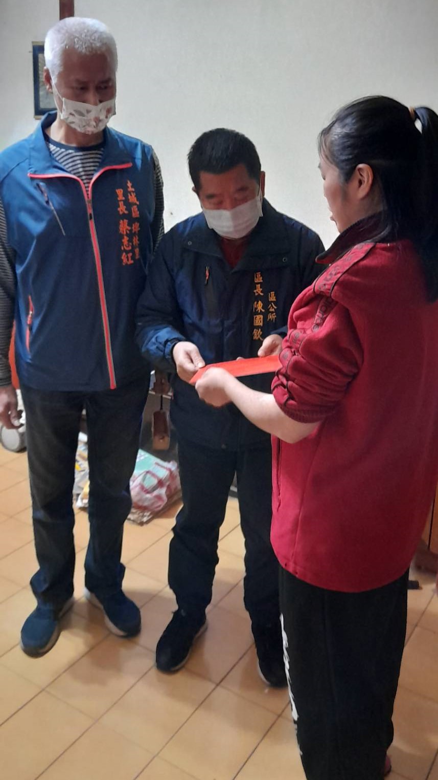 土城區長陳國欽特別代表巿長侯友宜親自到許姓姐妹家中表達關心並發放急難救助金