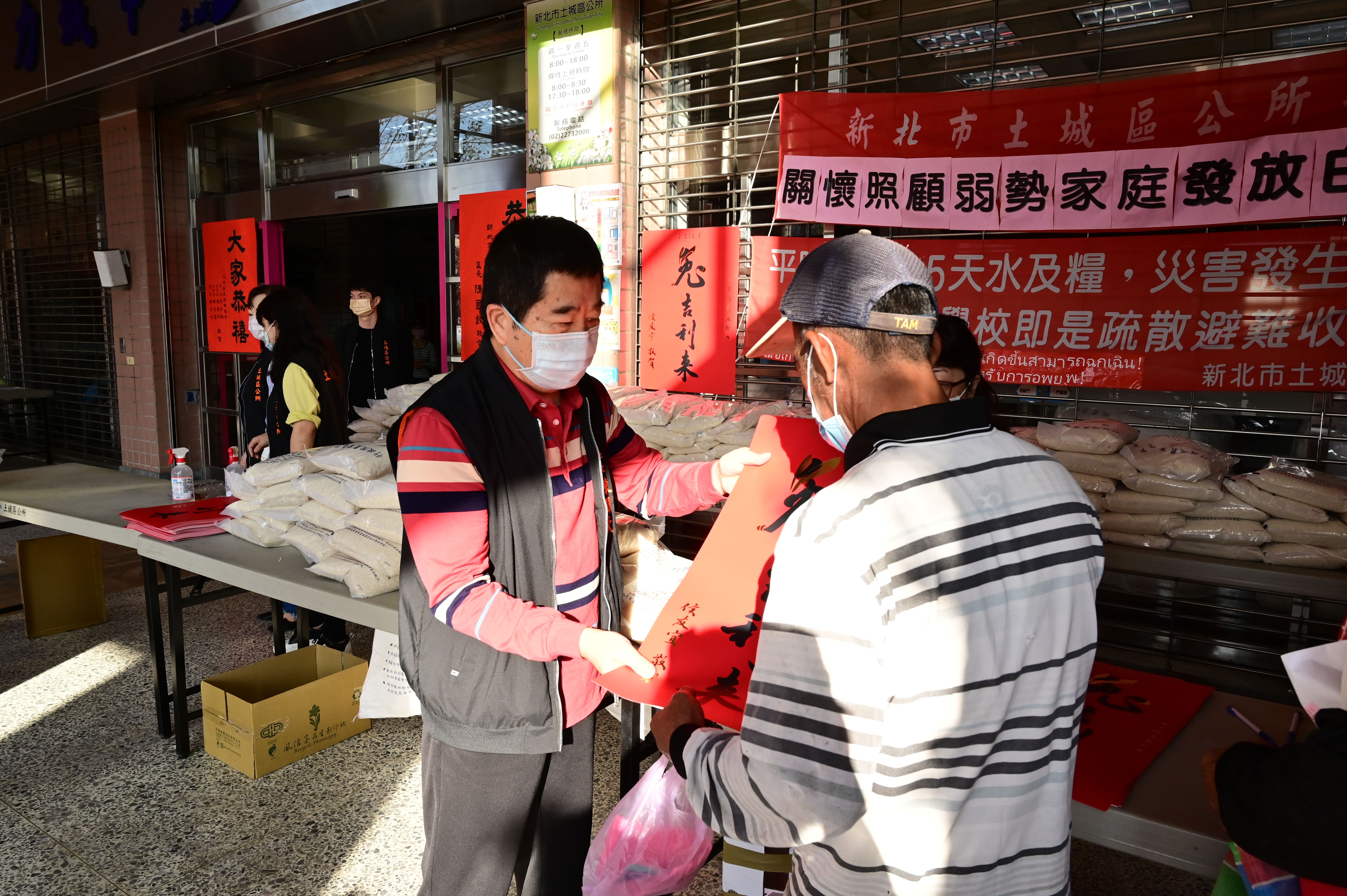 區長發放白米幫助弱勢