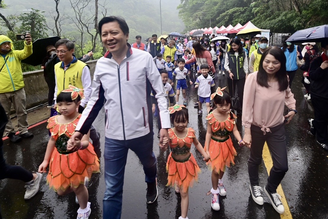朱副市長帶領小朋友進入會場