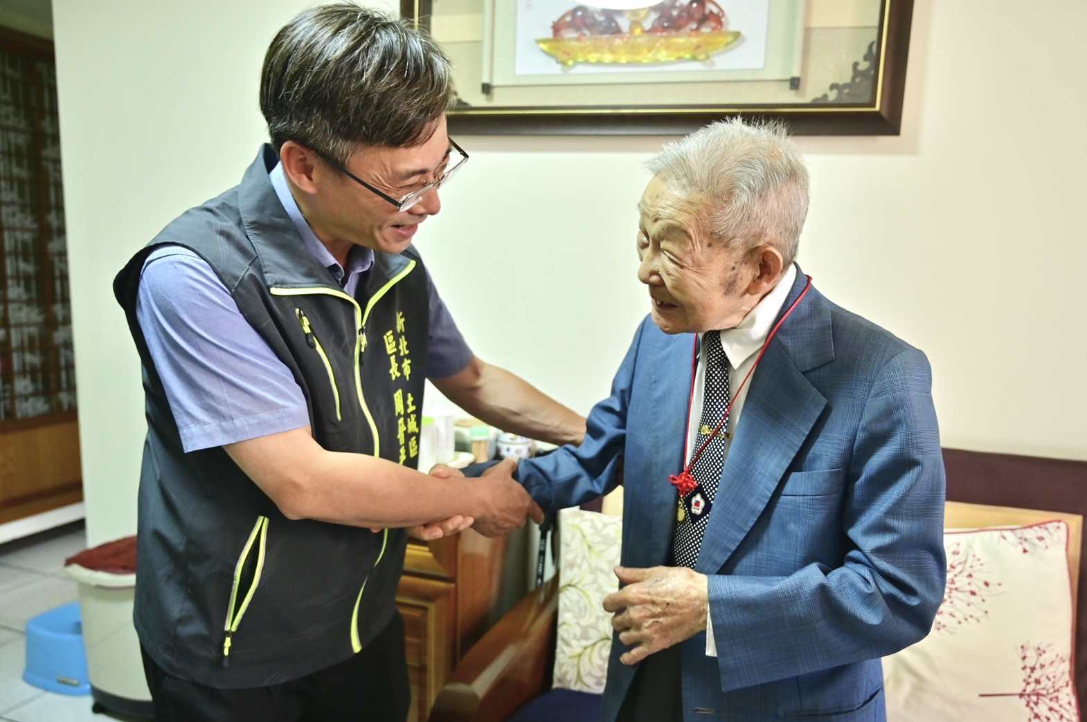 最年長的羅煦爺爺已經106歲，官拜上校退伍，曾參加對日抗戰，身體仍十分硬朗，行走自如。