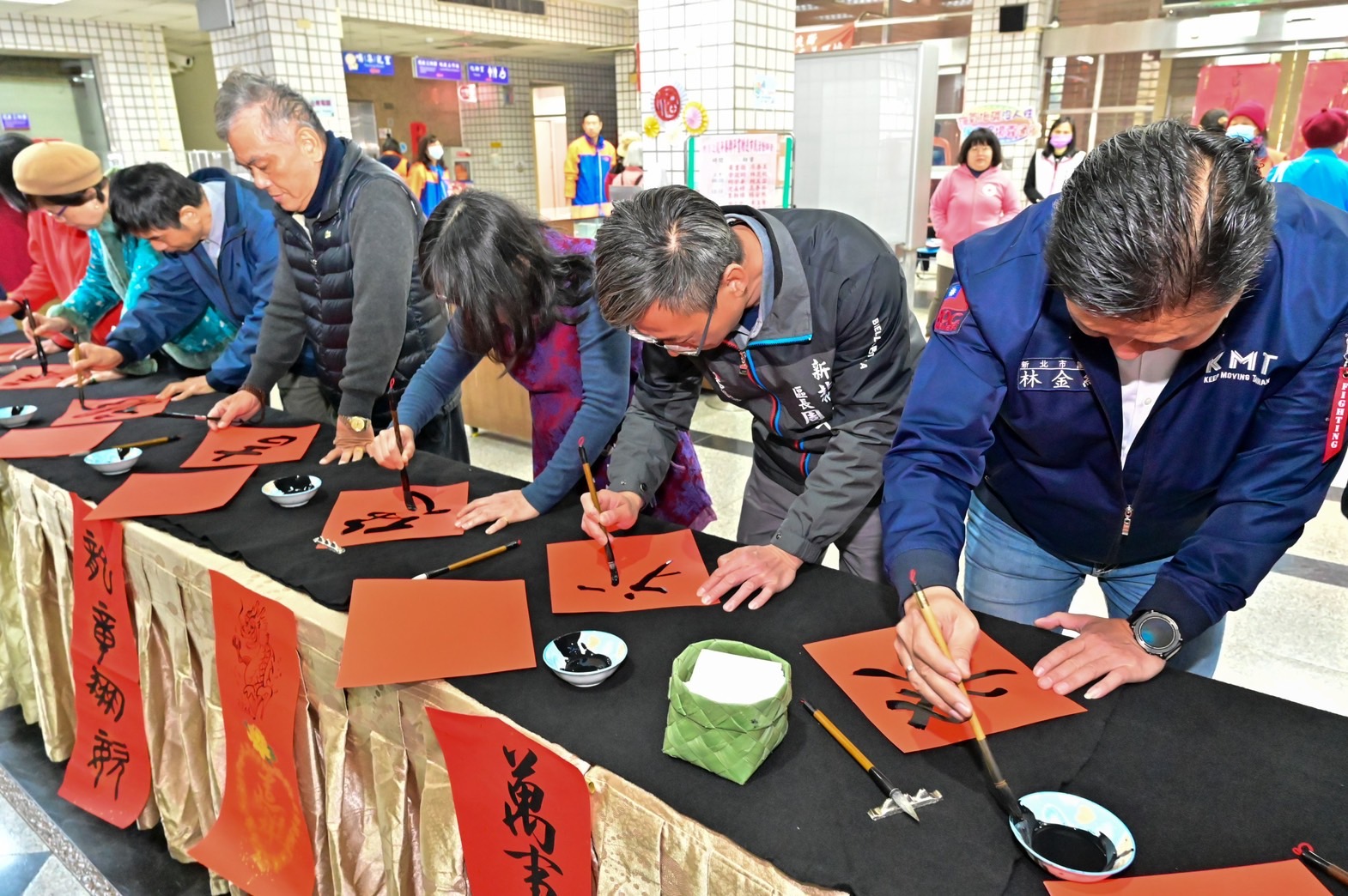 土城周區長晉平率書畫家一同開筆