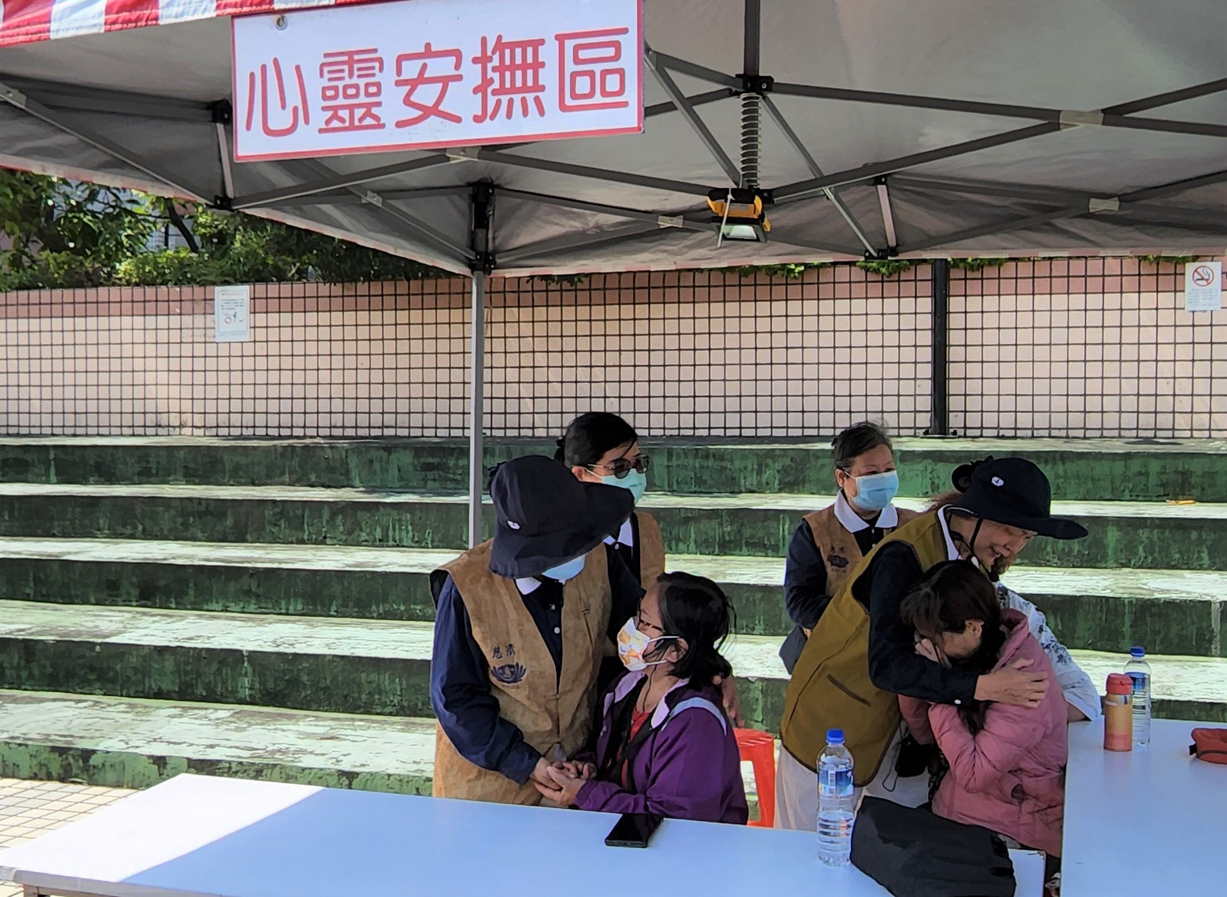 現場也規劃心靈安撫區，由宗教團體志工給予災民心理支持與開導，撫慰災民受創的心靈。