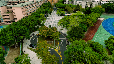 人行道拓寬、鋪面改善並增設綠帶，無障礙動線更完善，提升居民日常通行品質。