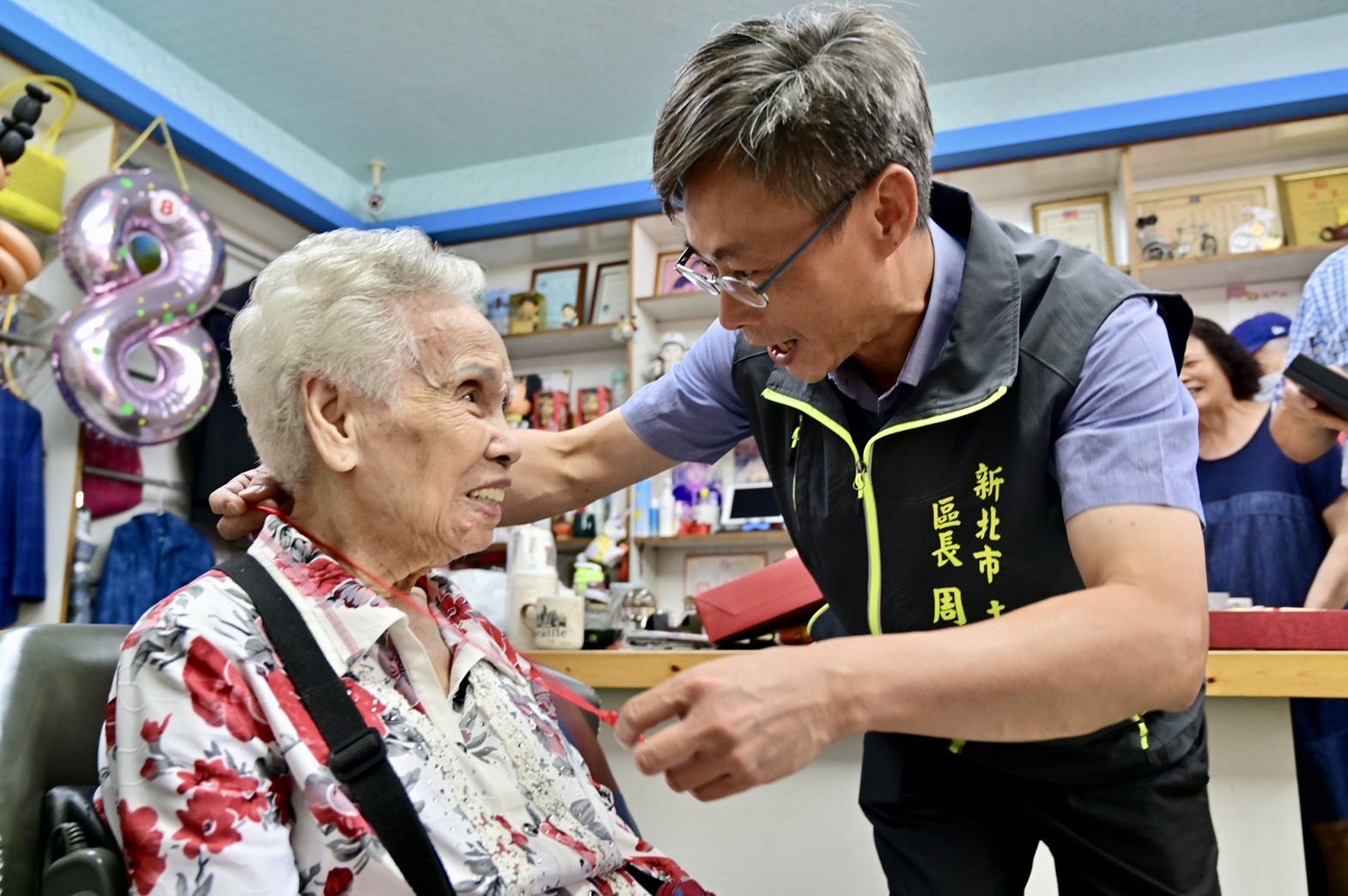 日新里的余黃貴妹阿嬤今年剛滿一百歲，家人及太極拳協會朋友都非常開心幫她準備壽桃及慶祝會。