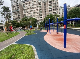 學成公園兒童遊戲區盪鞦韆