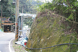 媽祖坑大岩塊怎年神靈活現，如今孤寂杵立路旁