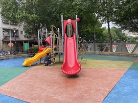 海山捷運廣場兒童遊戲區溜滑梯