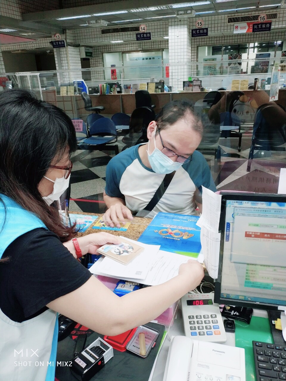 △民眾臨櫃申辦未滿二歲育兒津貼