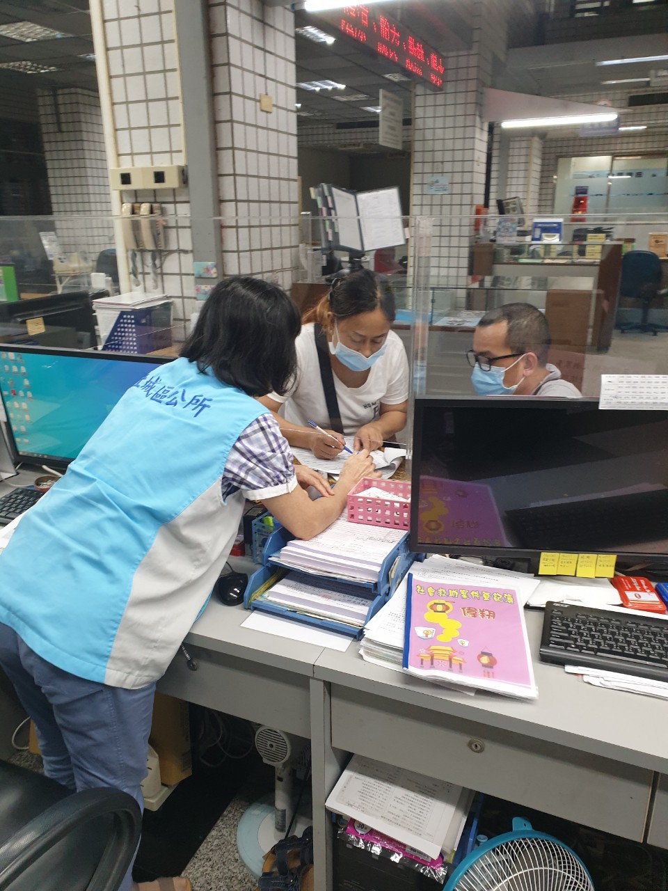 △協助民眾填寫身心障障者日間照顧及住宿式照顧費用補助表格