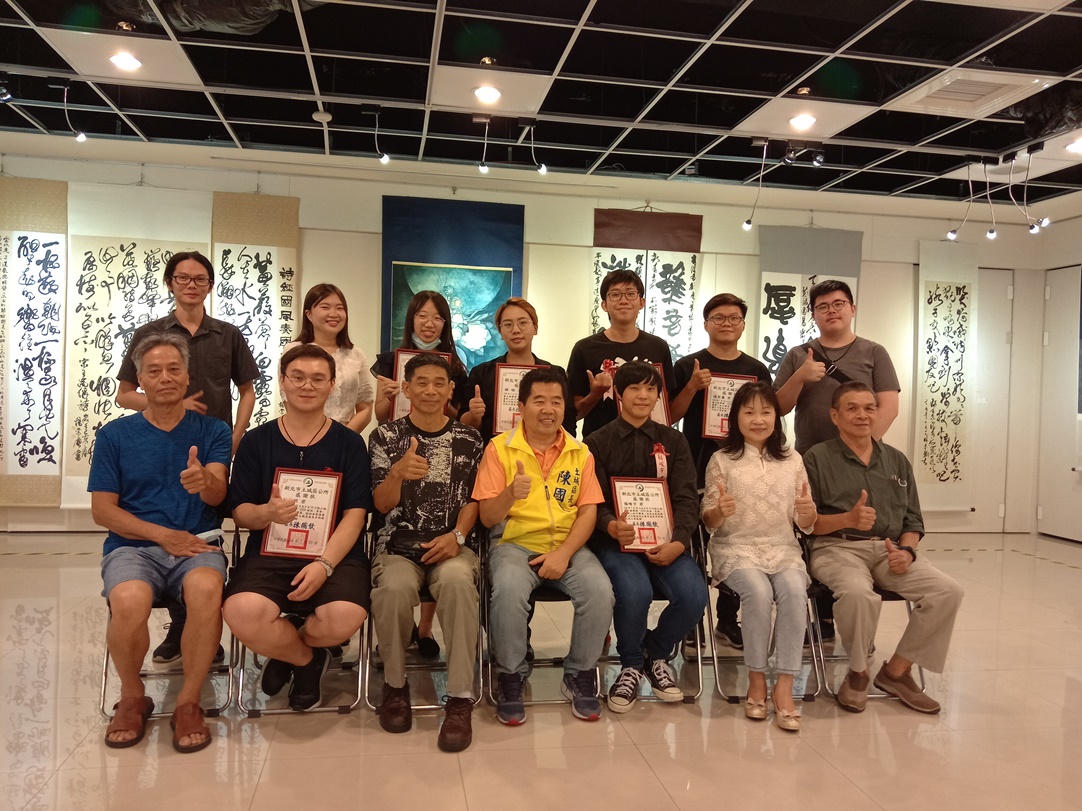 藝文展覽1-陳區長關注藝文展覽與年青藝術家勉勵打氣