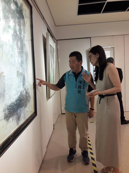 陳區長聆聽吳瓊娟藝術家導覽彩墨畫作品.jpg