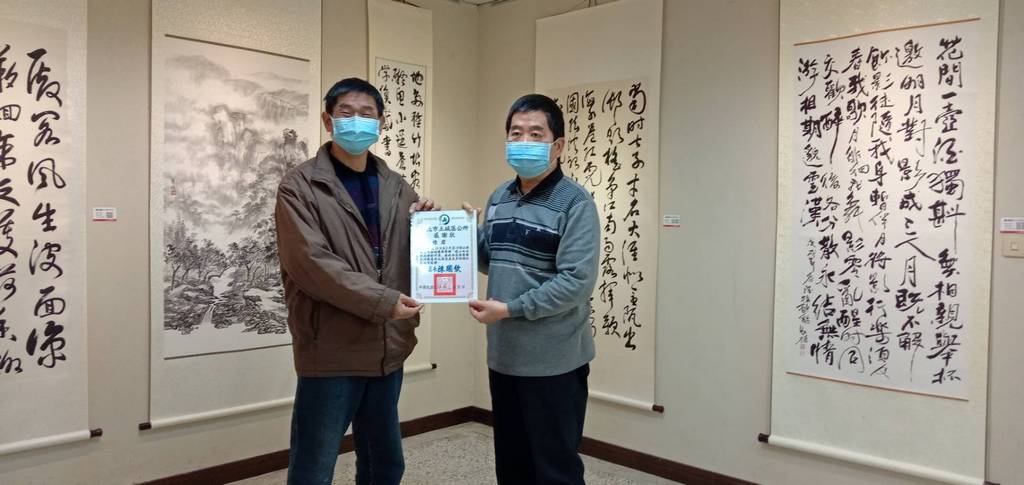陳國欽區長頒贈感謝狀予沈長祿老師,感謝他長期對土城藝術教育推廣的貢獻